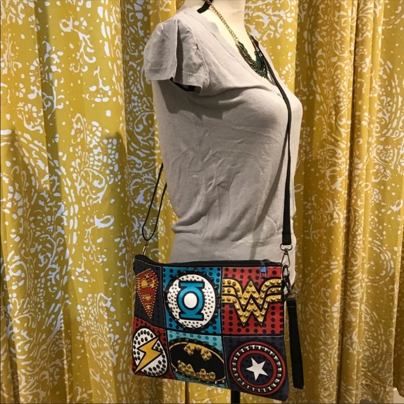 ❤️ SUPER HERO BAG WRISTLET CLUTCH - Picture 3 of 8